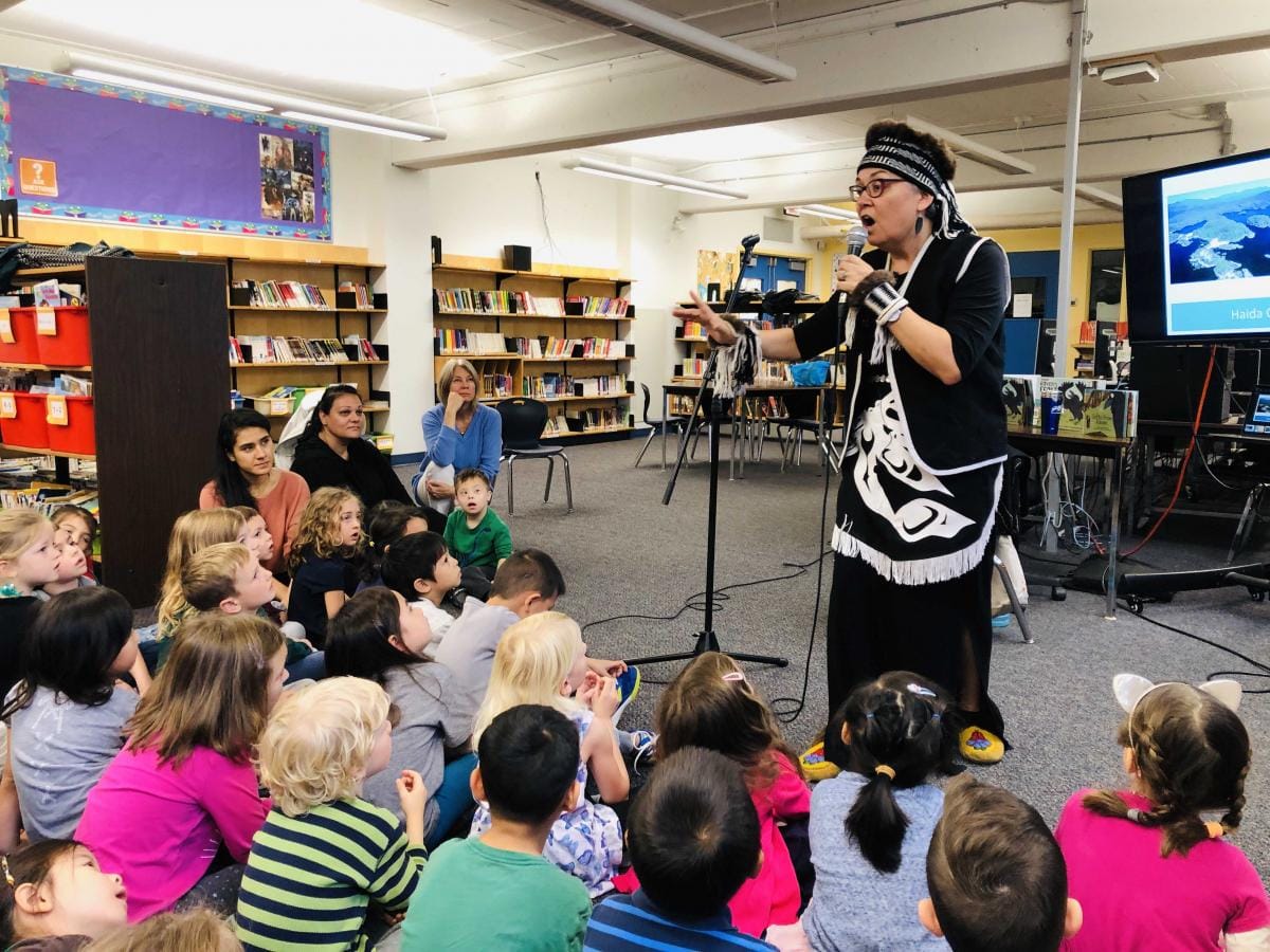 A picture of Kung Jaadee storytelling in front of kids