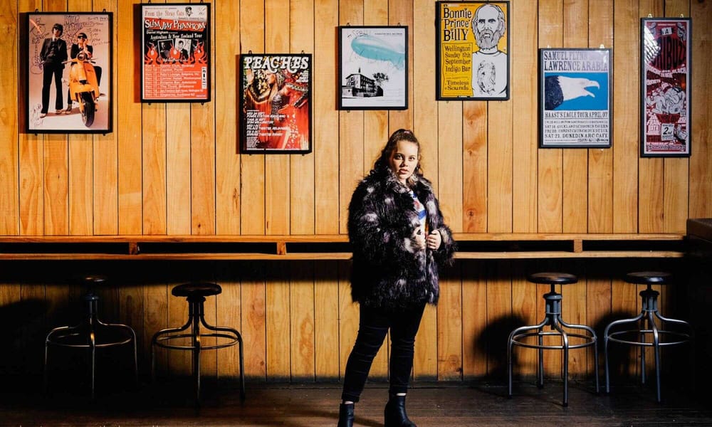 A picture of Māori comedian Janaye Henry.